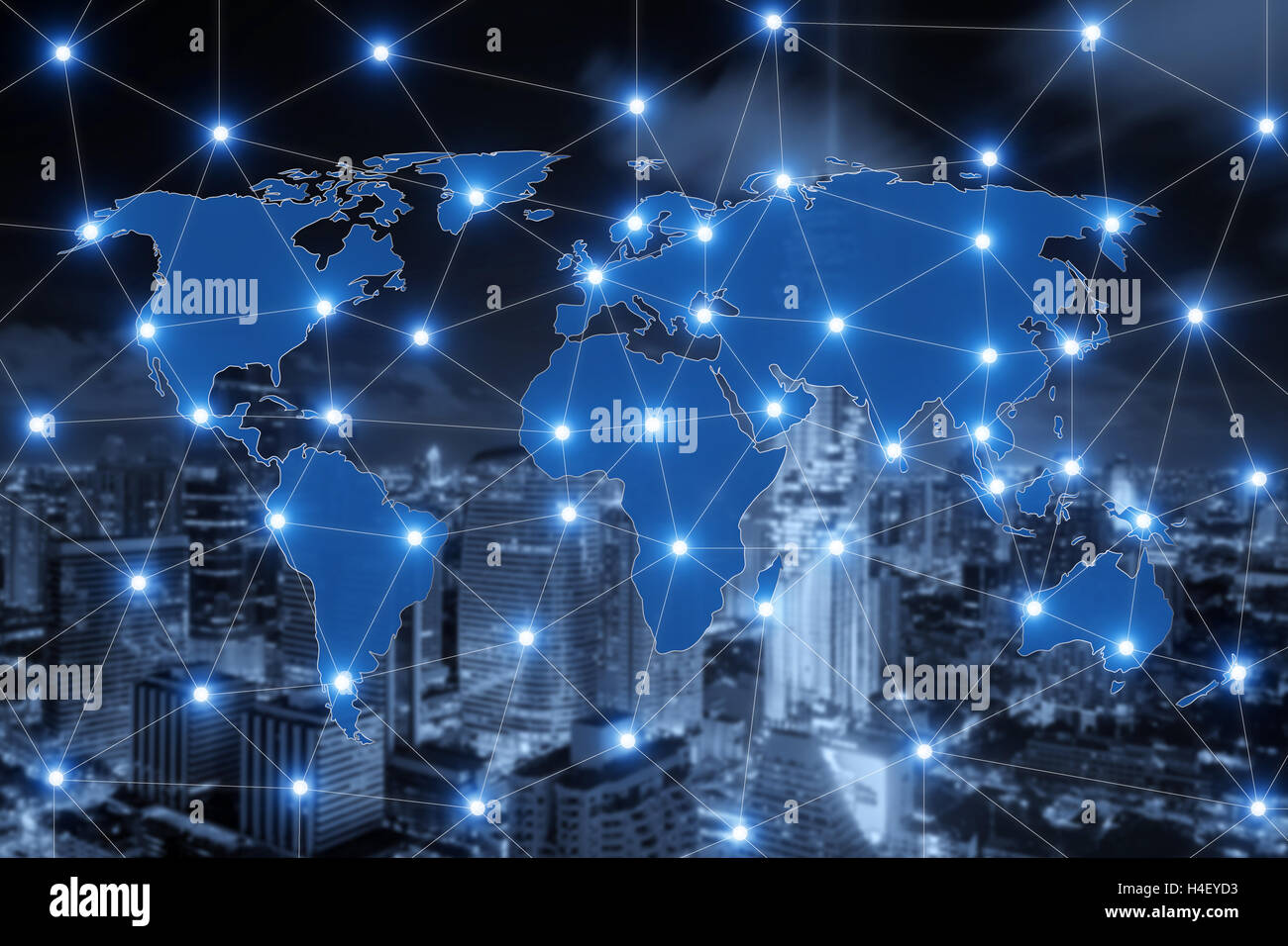 Mappa mondo collegamento e sfocato città del centro business. La tecnologia e la connessione di rete del concetto. Foto Stock
