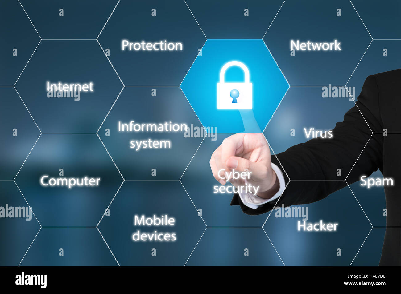 Cyber security concetto su schermo virtuale con un consulente di fare la presentazione in background Foto Stock