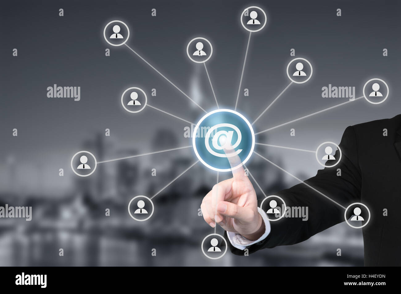Marketing e-mail, newsletter e bulk mail concetti. Imprenditore fare clic sul pulsante con il simbolo legato con persone icone. Foto Stock