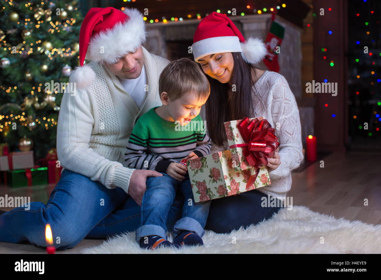Vacanze, presenta il concetto di natale - happy madre, padre e figlio ragazzo con confezione regalo Foto Stock