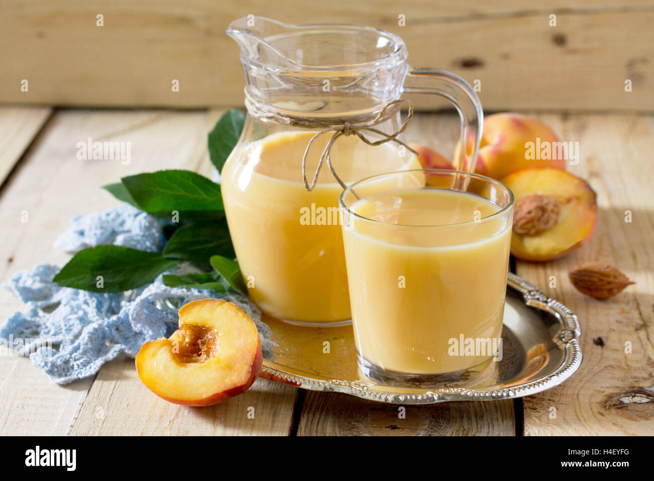 Frullato è realizzato da pesca, miscelata con il kefir yogurt. Foto Stock