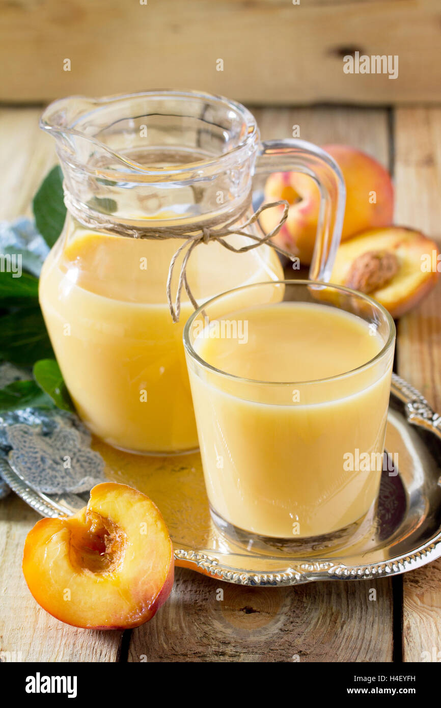 Frullato è realizzato da pesca, miscelata con il kefir yogurt. Foto Stock