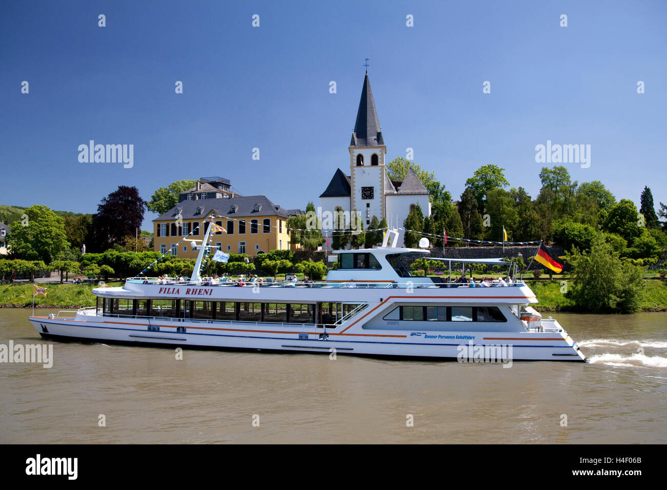 La passeggiata sul lungofiume del Reno, la chiesa parrocchiale di San Pantaleone, nave passeggeri, Unkel, Renania Palatinato, Foto Stock