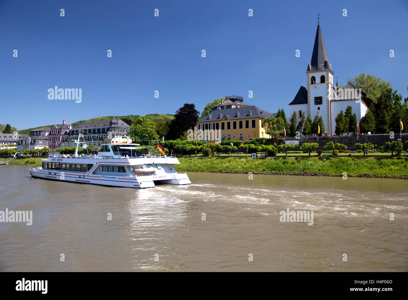 La passeggiata sul lungofiume del Reno, la chiesa parrocchiale di San Pantaleone, nave passeggeri, Unkel, Renania Palatinato, Foto Stock