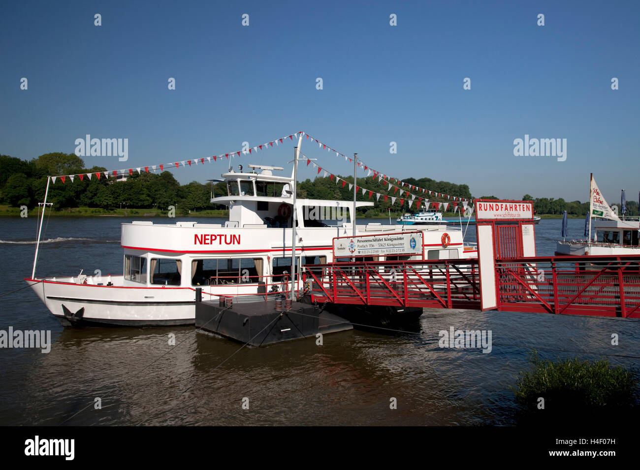 Nave passeggeri Nettuno, gite turistiche, molo, Koenigswinter, Renania, Renania settentrionale-Vestfalia Foto Stock