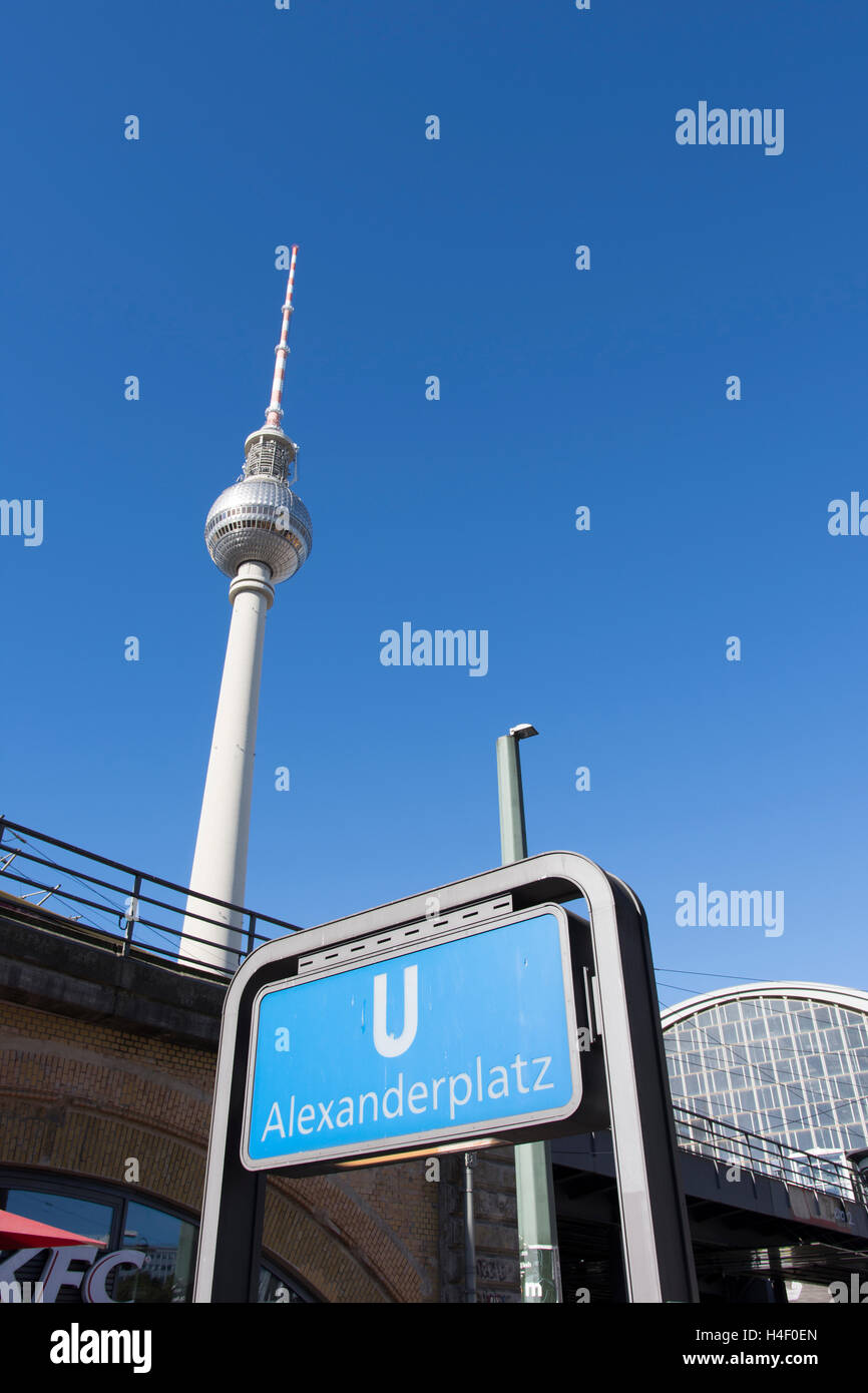Una vista della torre Fernsehhturm a Berlino Foto Stock