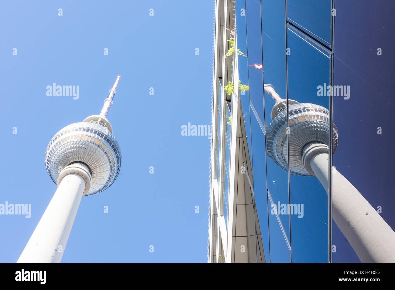 Una vista della torre Fernsehhturm a Berlino Foto Stock