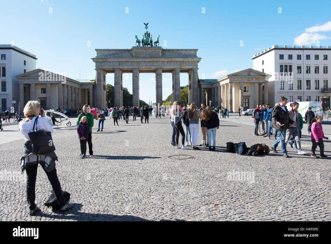 Vista della Porta di Brandeburgo dalla Pariser Platz a Berlino Foto Stock