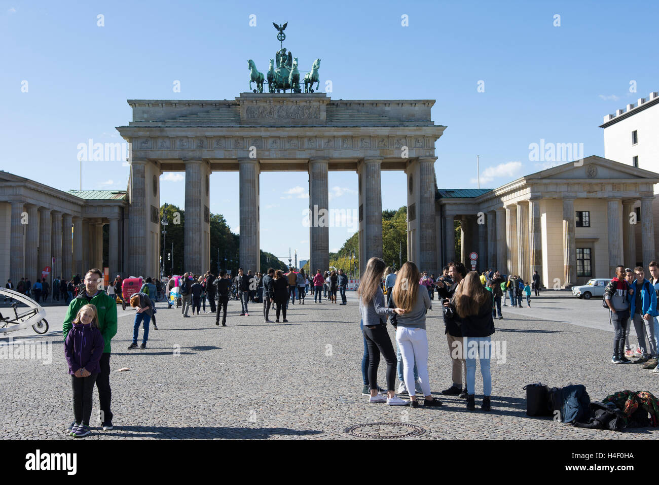 Vista della Porta di Brandeburgo dalla Pariser Platz a Berlino Foto Stock