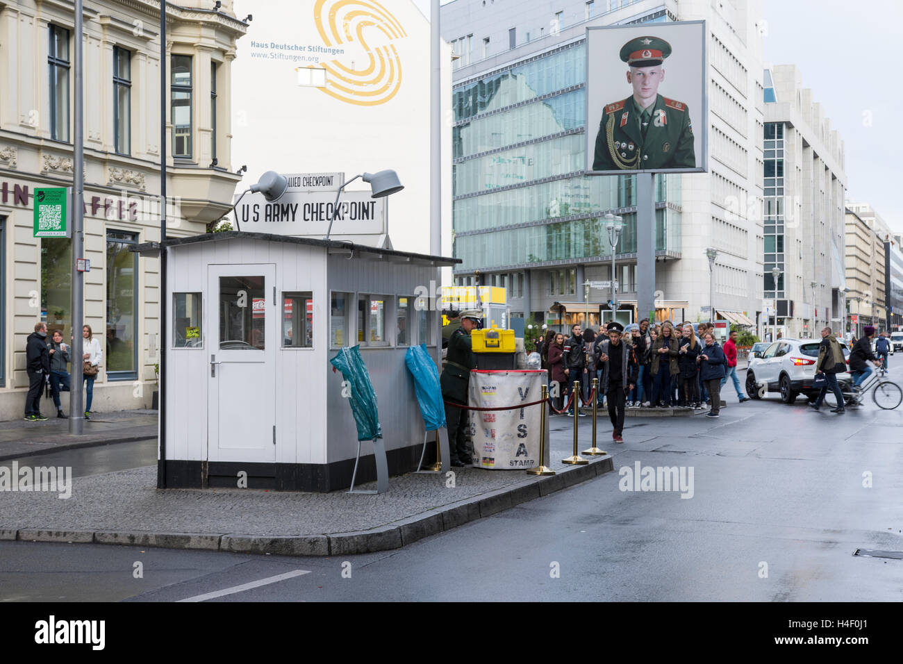 Il sito Checkpoint Charlie nel centro di Berlino Foto Stock
