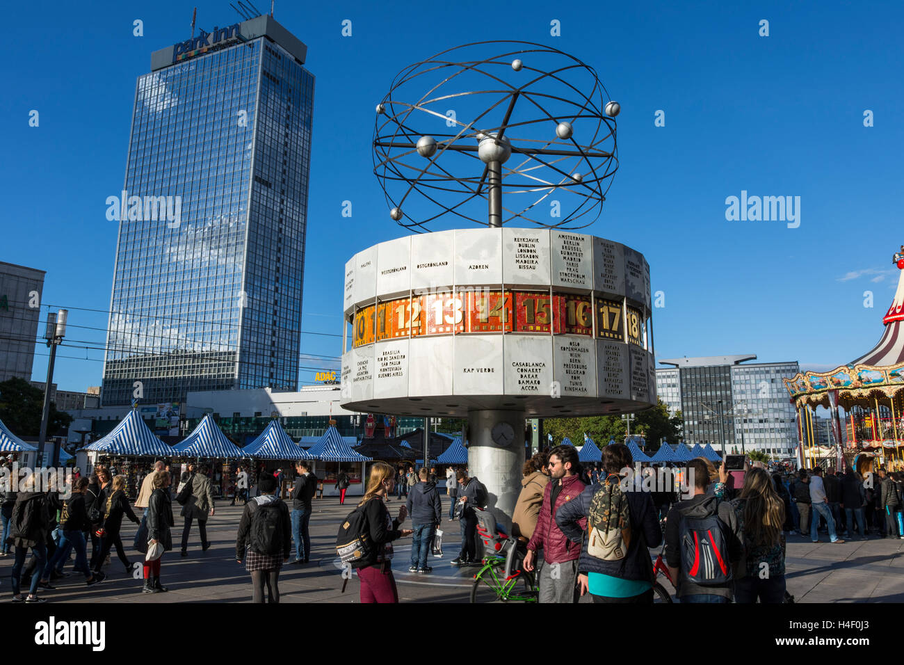 Una vista di Urania Weltzeituhr in Alexanderplatz di Berlino Foto Stock