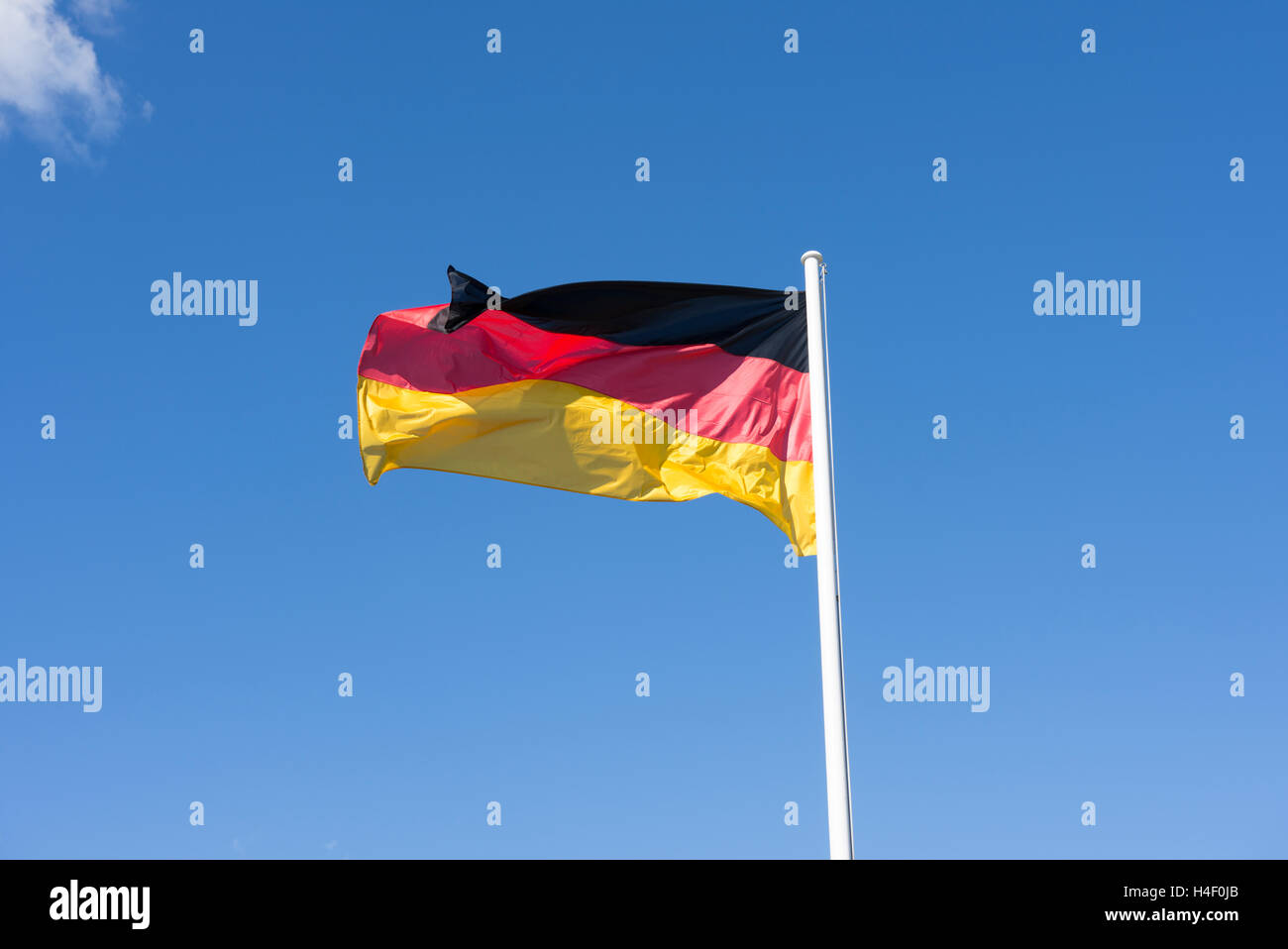 Una vista della bandiera tedesca nel cielo Foto Stock
