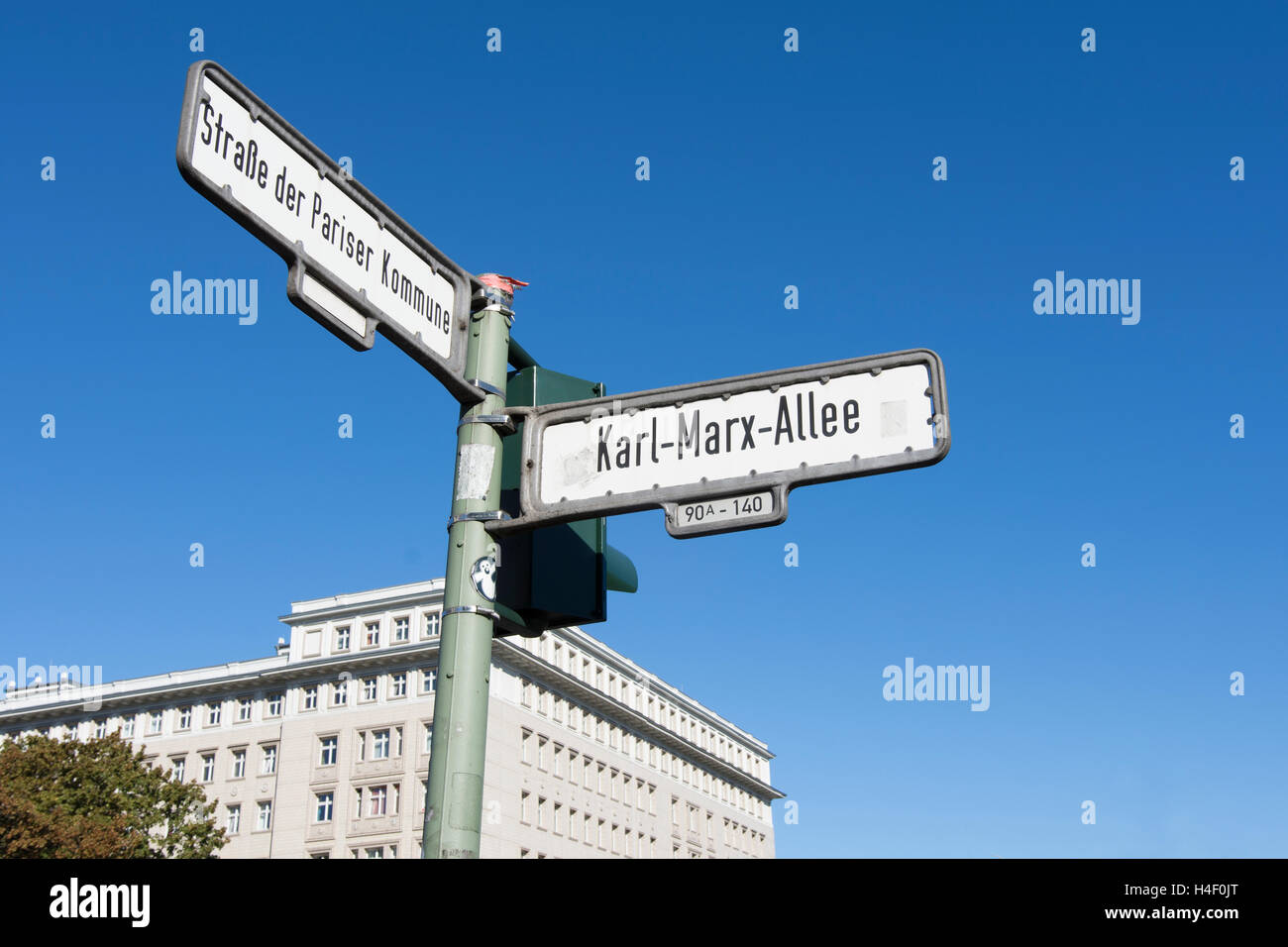 Il Karl Marx Allee cartello stradale a Berlino Foto Stock