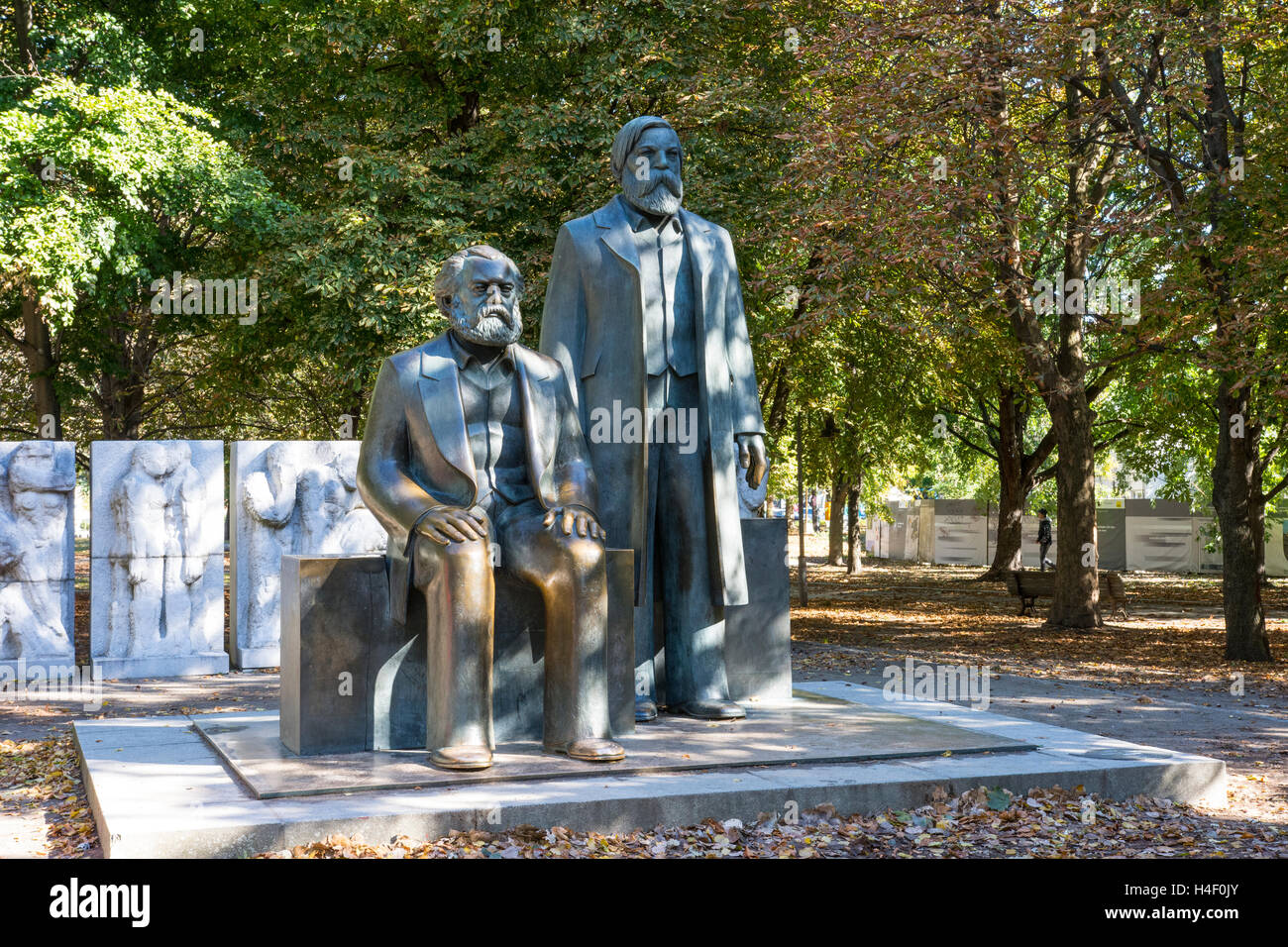Le statue di Karl Marx e Friedrich Engels in un parco di Berlion Foto Stock