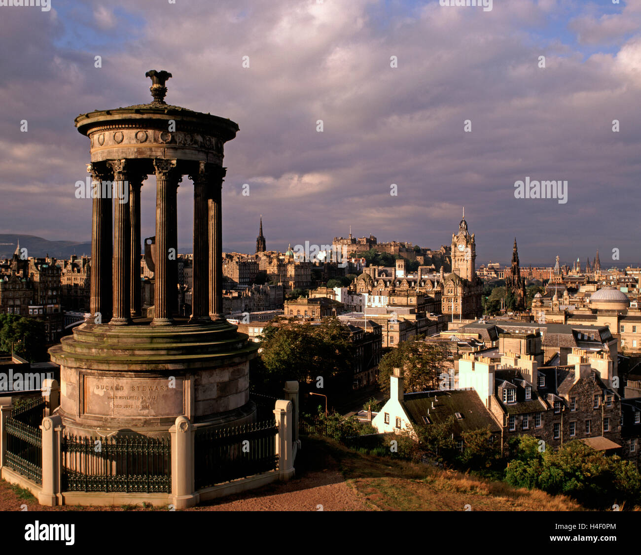 Lo skyline di Edimburgo vista da Calton Hill, Lothian, Scozia, Regno Unito Foto Stock