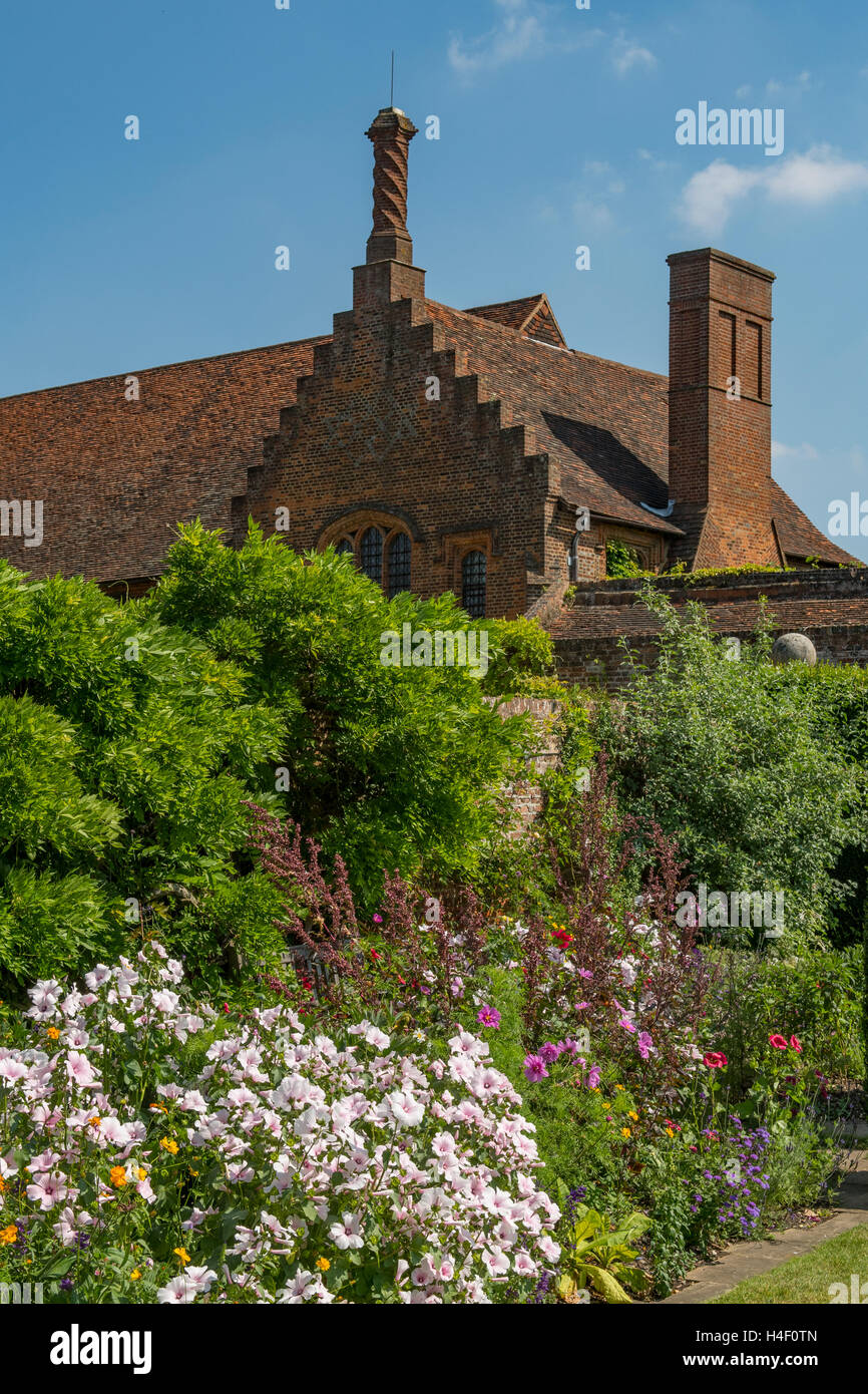 A ovest del giardino e Palazzo Vecchio, Hatfield, Hertfordshire, Inghilterra Foto Stock