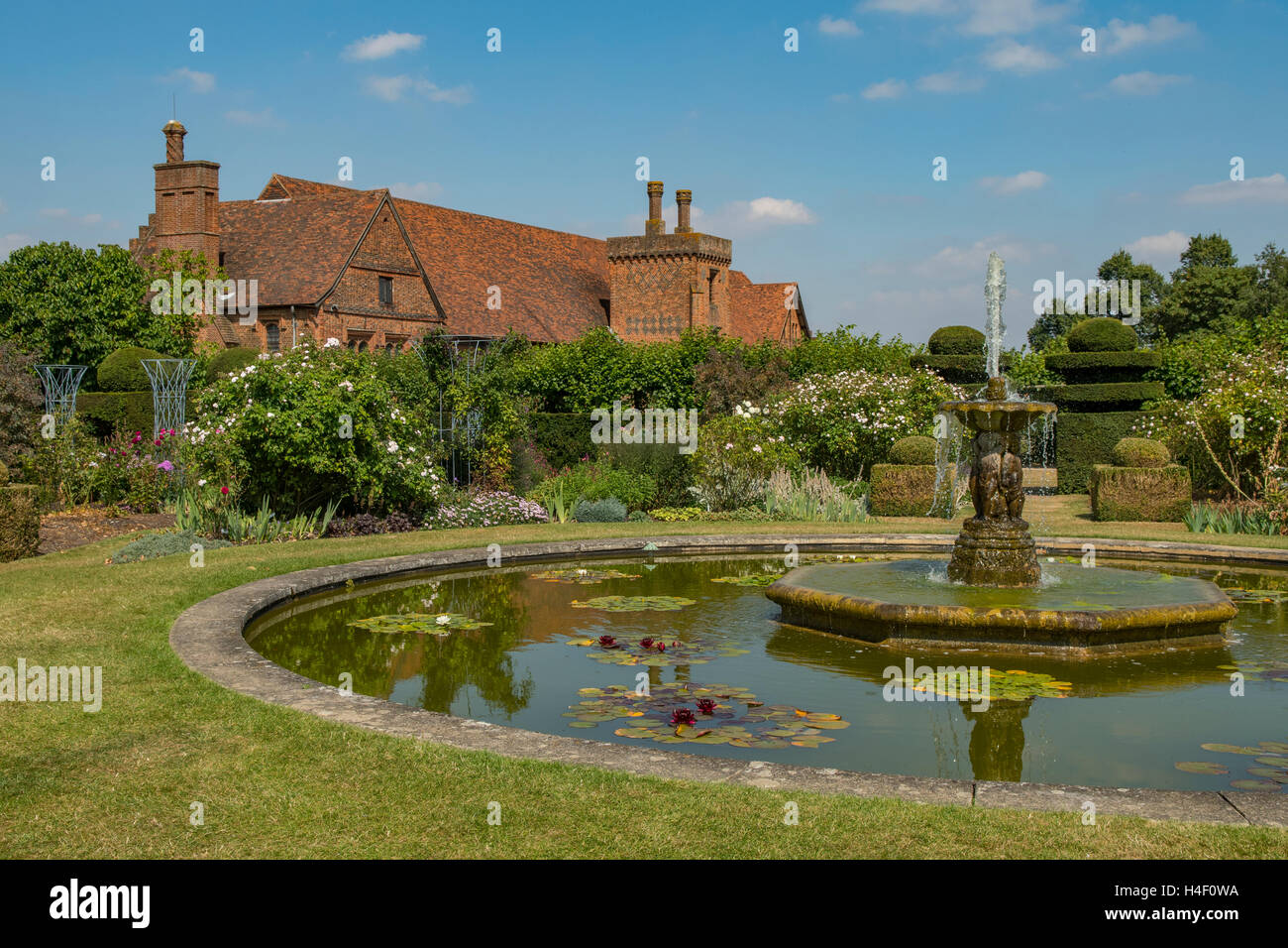 A ovest del giardino e Palazzo Vecchio, Hatfield, Hertfordshire, Inghilterra Foto Stock