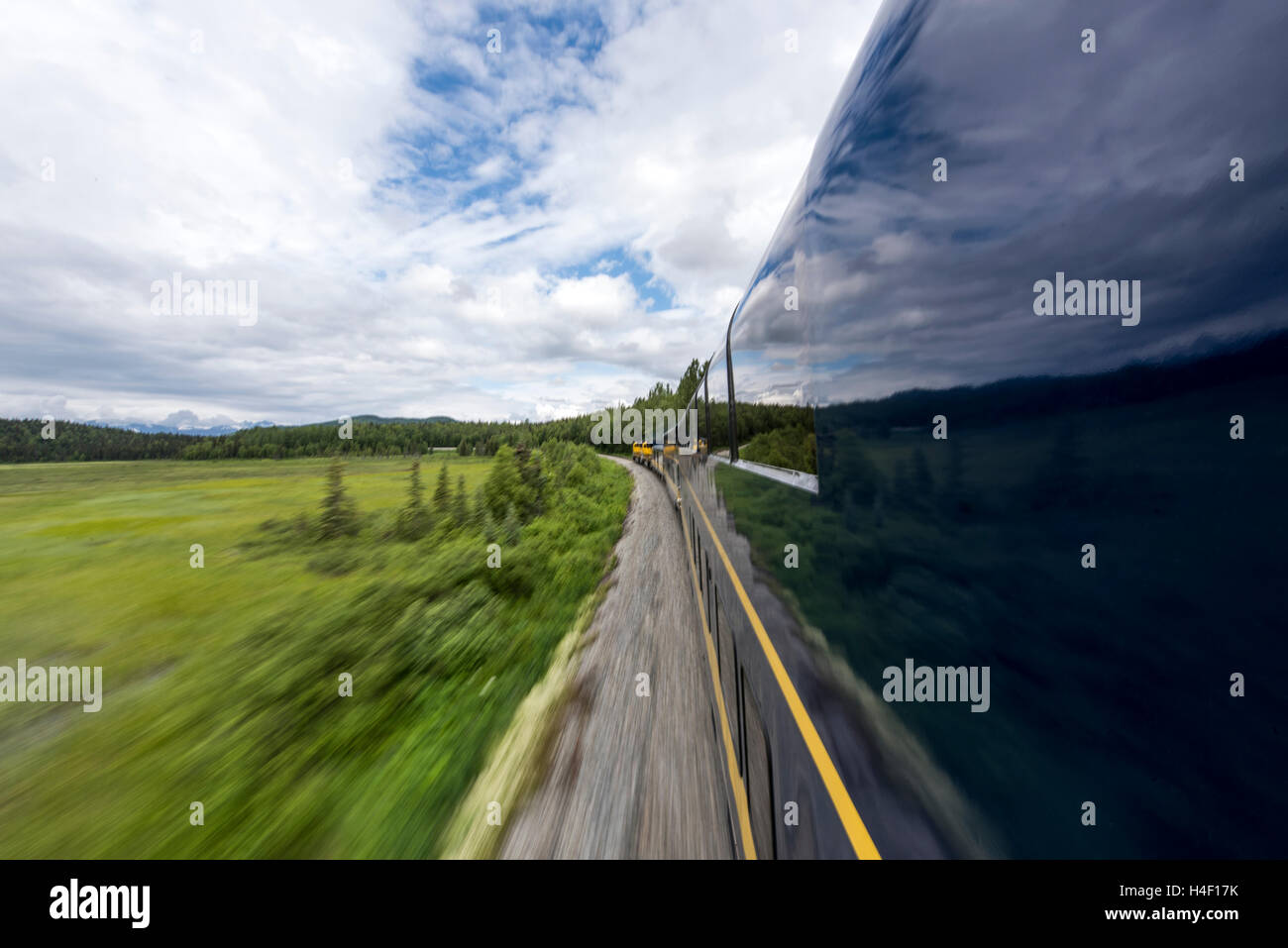 Alaska treno Ferrovie attraverso la foresta Seward, Alaska Foto Stock