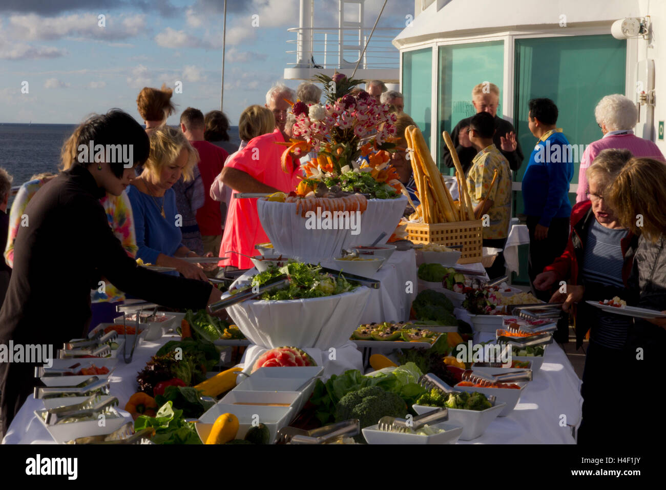 Un elaborato buffet all'aperto barbecue era una specialità gastronomiche durante un estate 2016 Baltic voyage su Windstar Cruises Wind Surf. Foto Stock