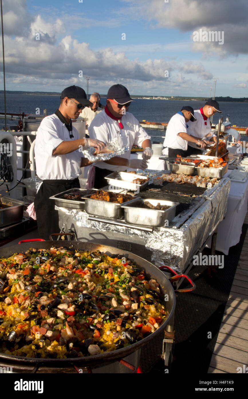 Un elaborato barbecue esterno a buffet era una specialità gastronomiche durante un estate 2016 Baltic voyage su Windstar Cruises Wind Surf Foto Stock