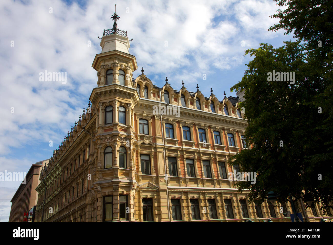 Elegante edificio in stile Art Nouveau linea Esplanade Park a Helsinki in Finlandia. Foto Stock