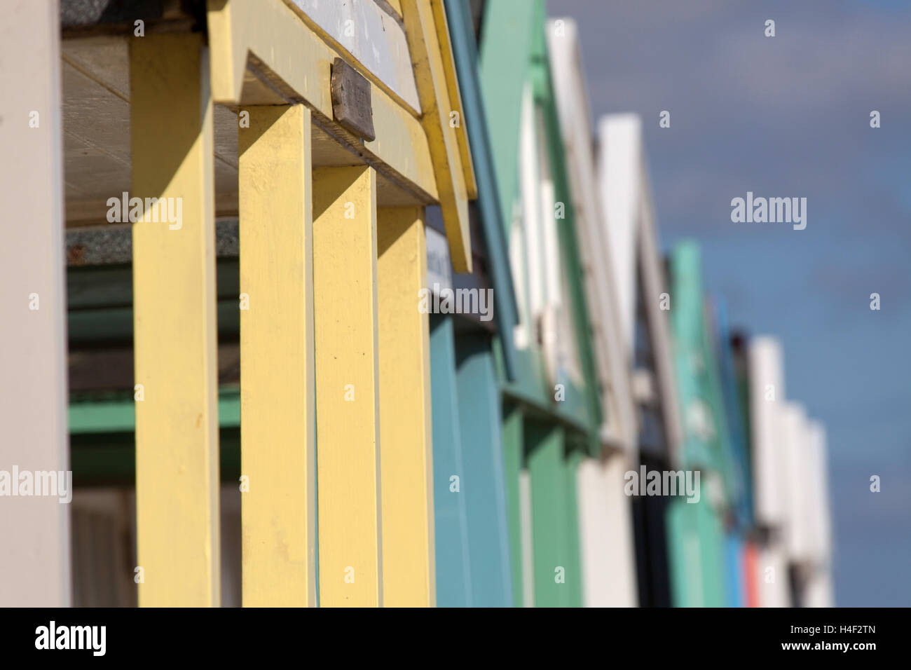Città di Southwold, Inghilterra. Una vista pittoresca del dipinto luminosamente beach capanne sulla Southwold North Parade. Foto Stock