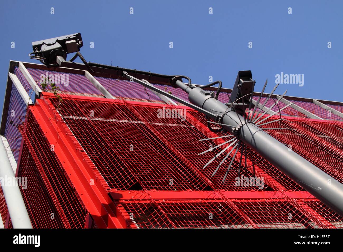 Telecamere TVCC al di fuori del rosso brillante parco auto ringhiere di Brunel Street car park nel centro della città di Birmingham Foto Stock