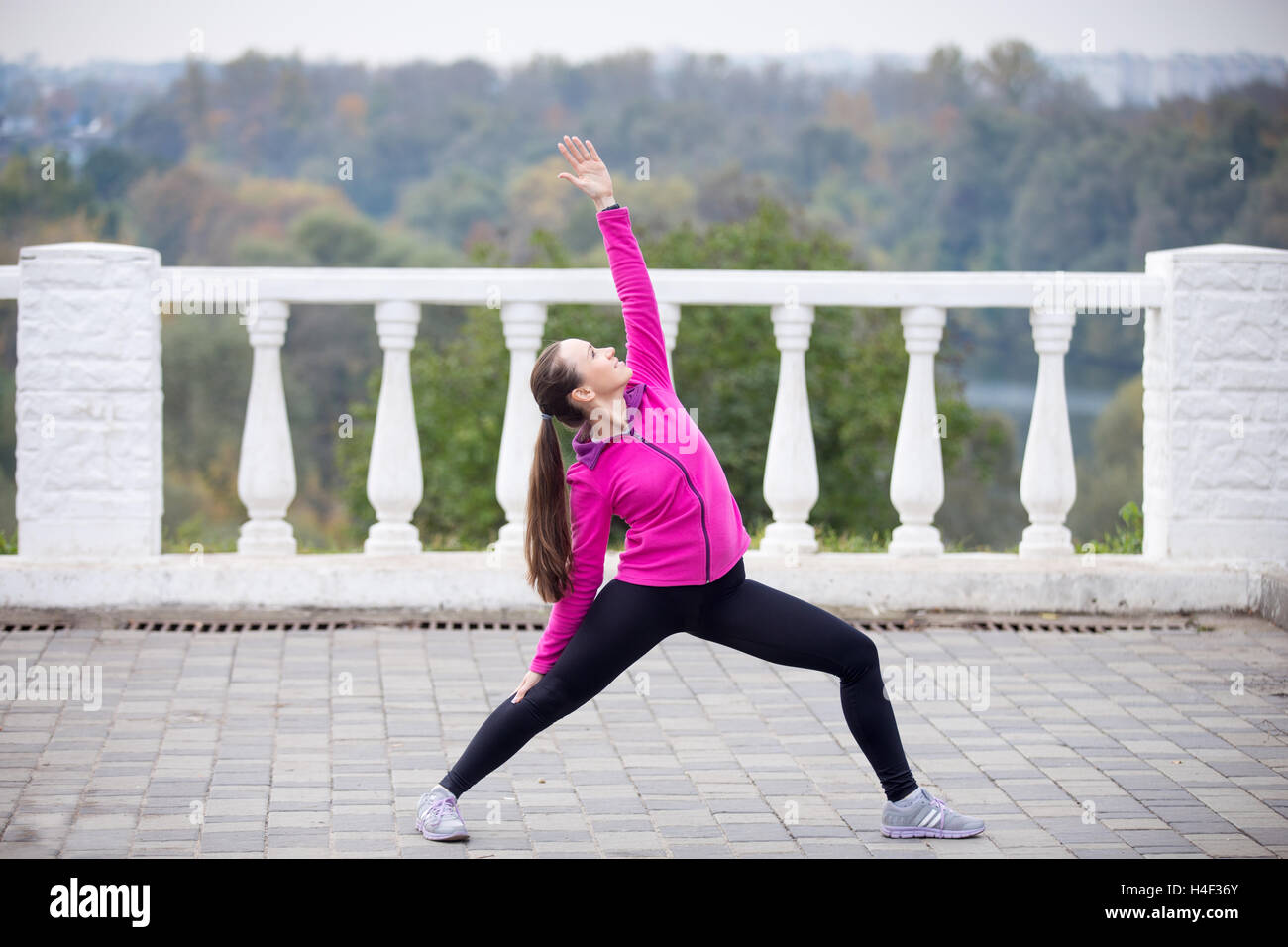 Lo Yoga all'aperto: Retromarcia Warrior pongono Foto Stock