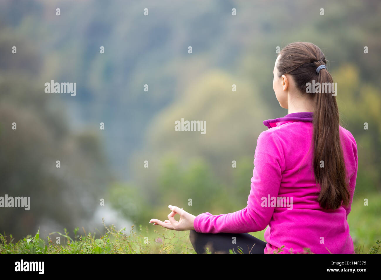 Lo Yoga all'aperto: natura della meditazione Foto Stock