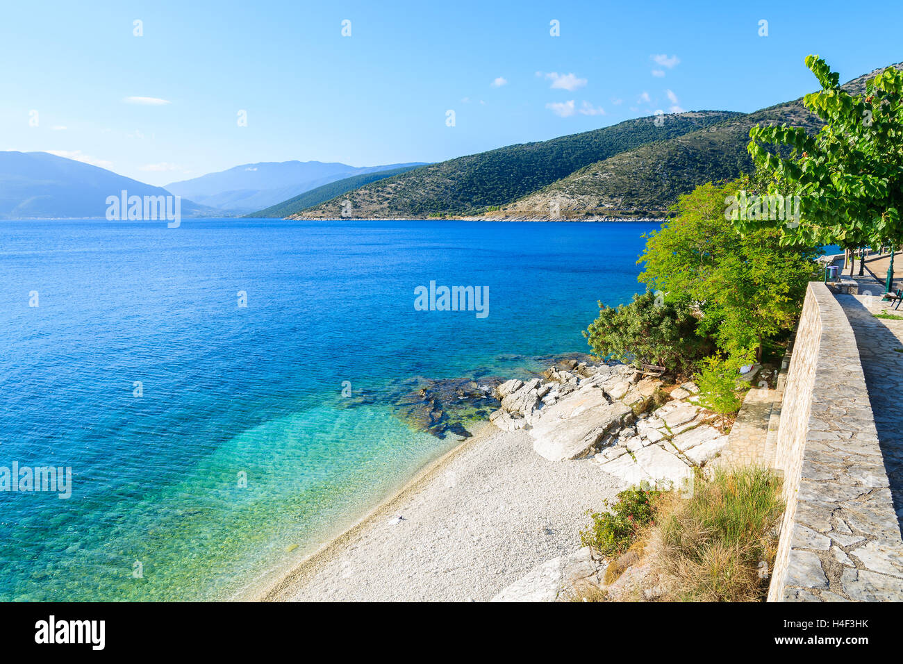 Pietre ghiaiosa spiaggia sulla costa dell'isola di Cefalonia in Agia Efimia, Grecia Foto Stock