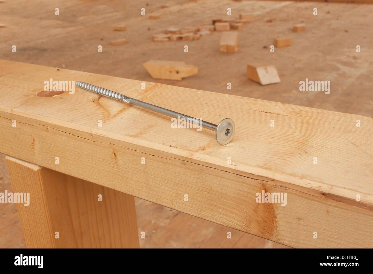 Le viti e i chiodi per costruire una casa in legno. Unire travi in legno.  Esecuzione di opere di costruzione Foto stock - Alamy
