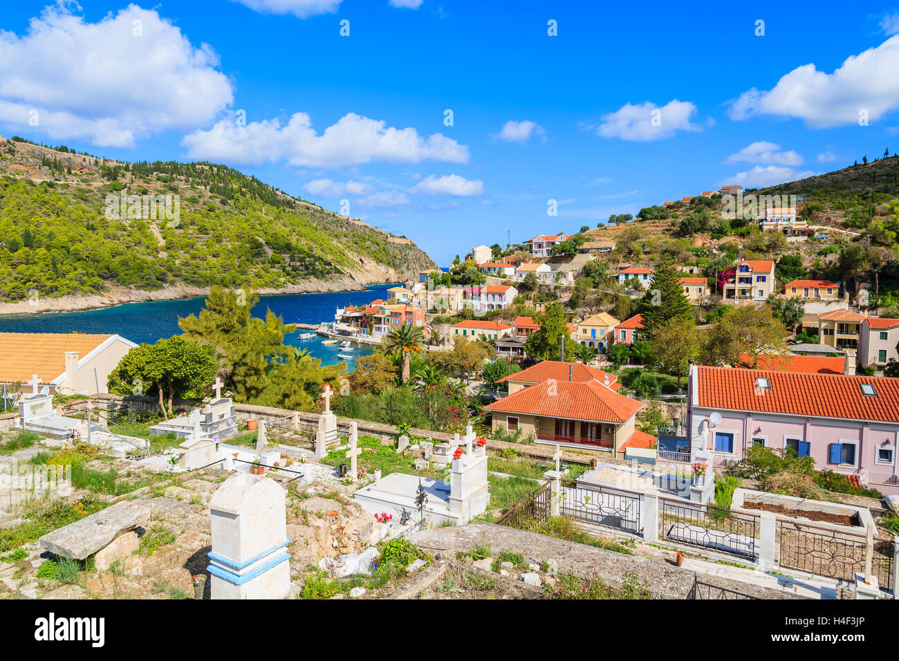 Case colorate costruite su verdi colline in Assos villaggio sull'isola di Cefalonia, Grecia Foto Stock