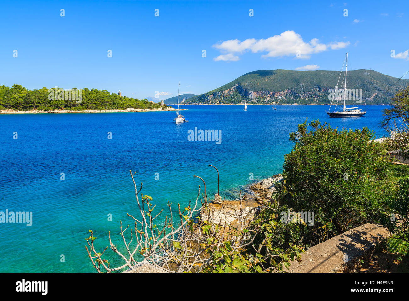Mare blu acqua yacht e barche a vela vicino Fiskardo villaggio sulla costa dell'isola di Cefalonia, Grecia Foto Stock