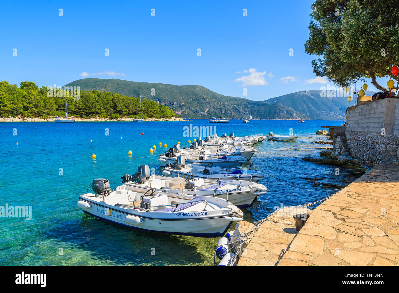 FISKARDO PORT, l'isola di Cefalonia, Grecia - 16 SET 2014: turistico affitto barche nel porto di FIskardo village. La maggior parte dei turisti visitano questo villaggio mentre visitano l'isola di Cefalonia. Foto Stock