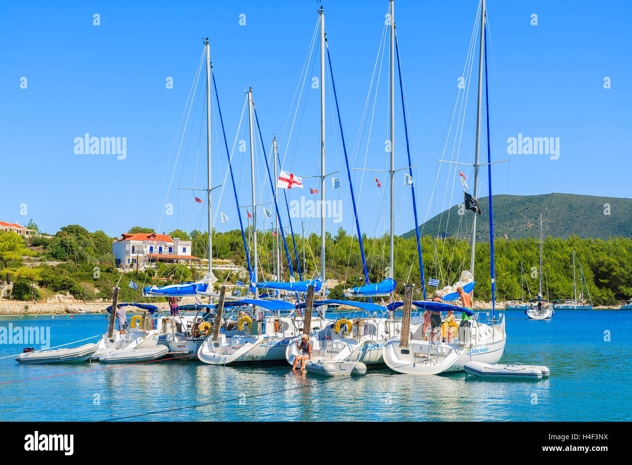 FISKARDO PORT, l'isola di Cefalonia, Grecia - 16 SET 2014: Yacht Barche nel porto di Fiskardo. Fiskardo è meta turistica più visitata sull'isola e il principale porto per le barche a vela. Foto Stock