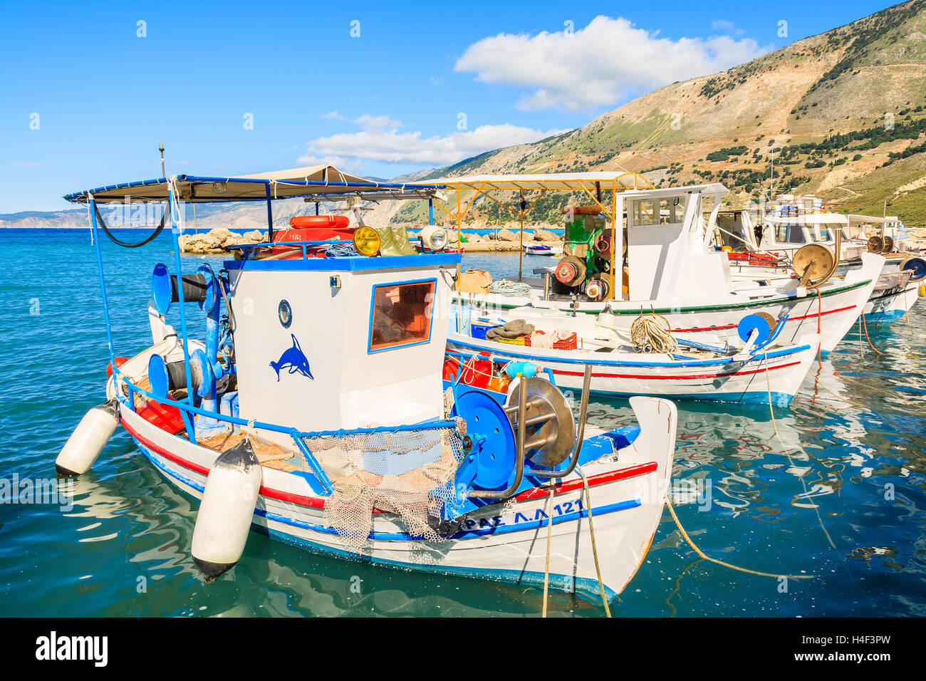 ZOLA porta, l'isola di Cefalonia - Sep 16, 2014: tradizionale greco barche da pesca nel porto di Zola village, l'isola di Cefalonia in Grecia. Le isole greche sono molto popolare meta di vacanza in Europa. Foto Stock