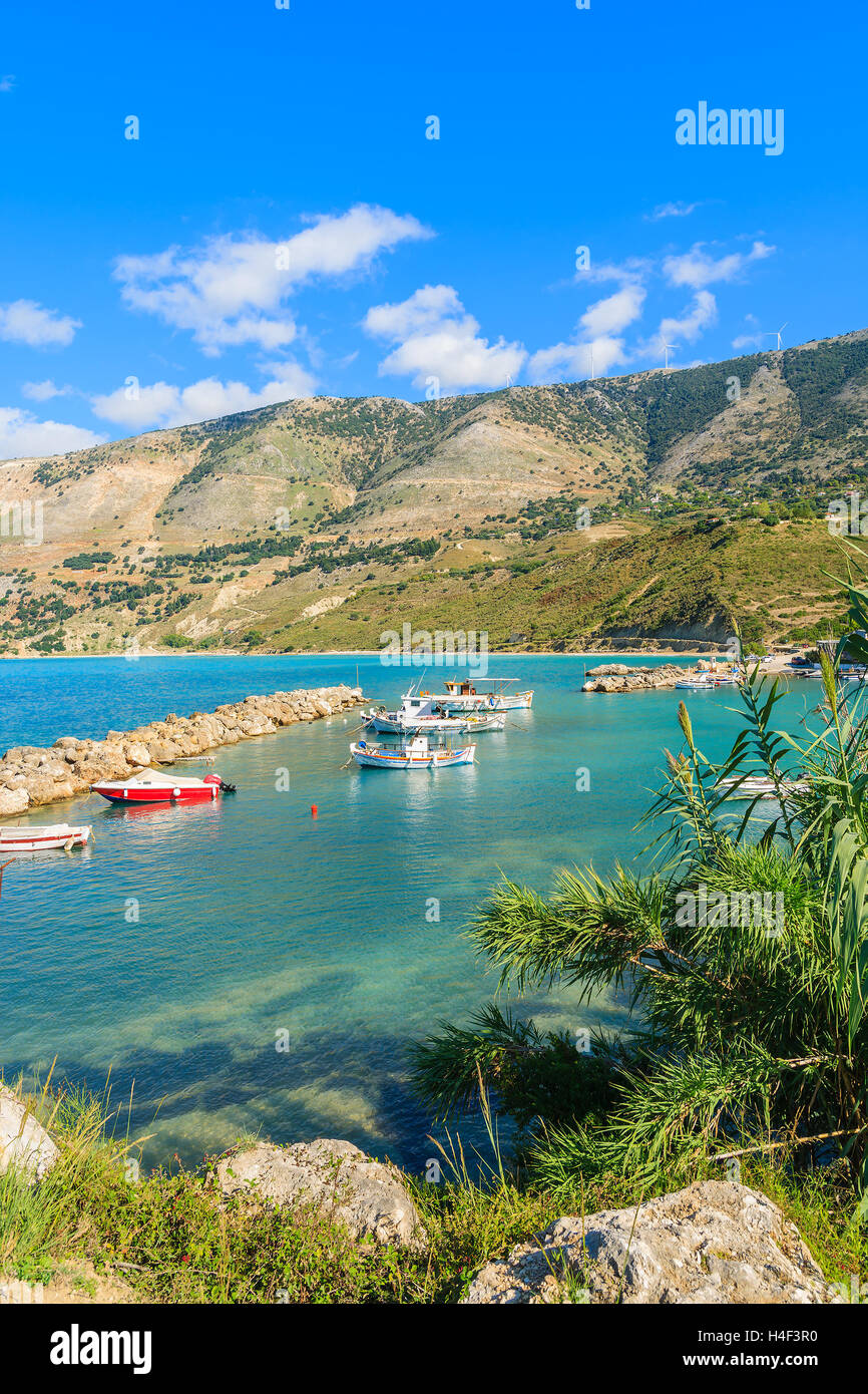 Tipico greco barche da pesca nella baia di mare contro le montagne in Zola porta, l'isola di Cefalonia, Grecia Foto Stock