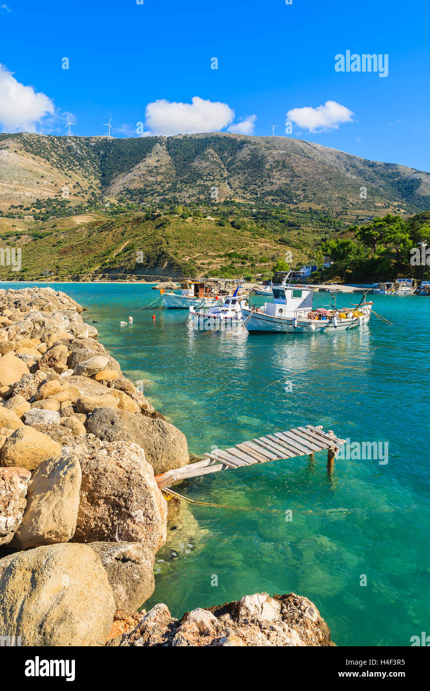 Tipico greco barche da pesca nella baia di mare contro le montagne in Zola porta, l'isola di Cefalonia, Grecia Foto Stock