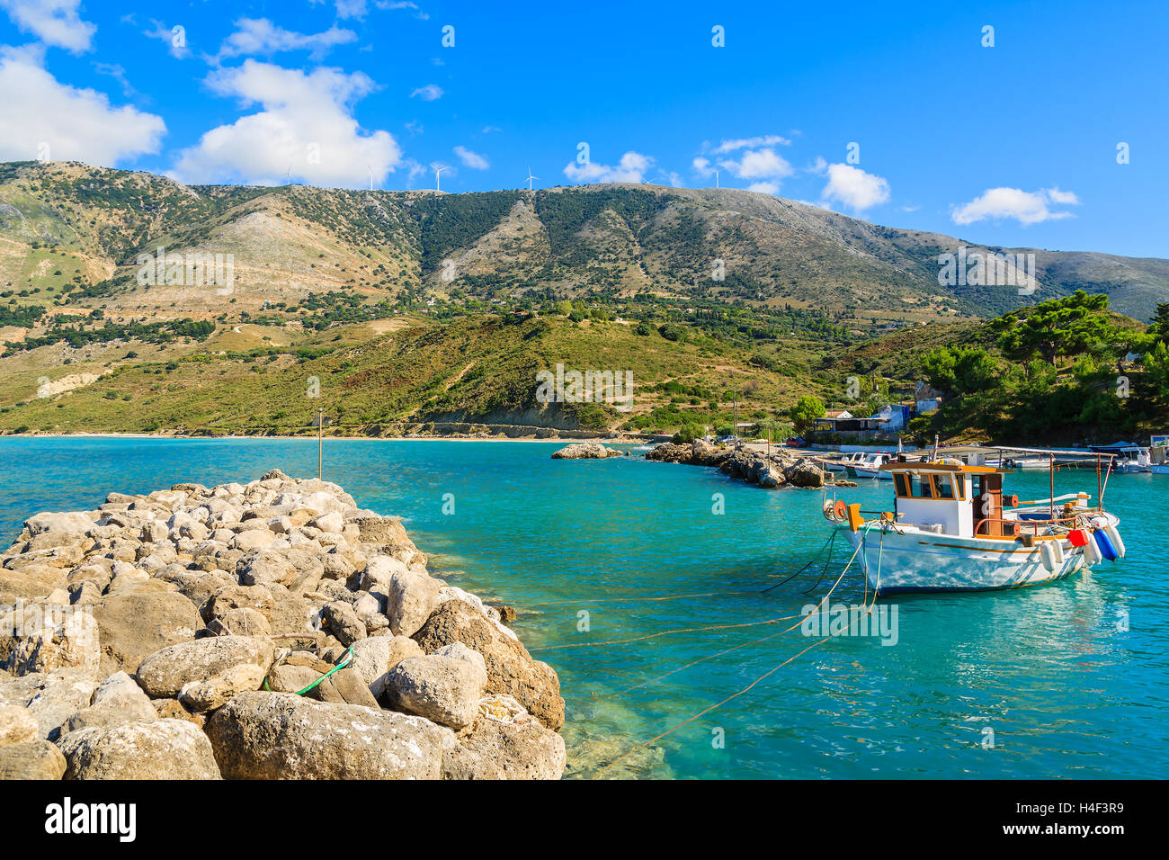 Tipico greco barche da pesca nella baia di mare contro le montagne in Zola porta, l'isola di Cefalonia, Grecia Foto Stock