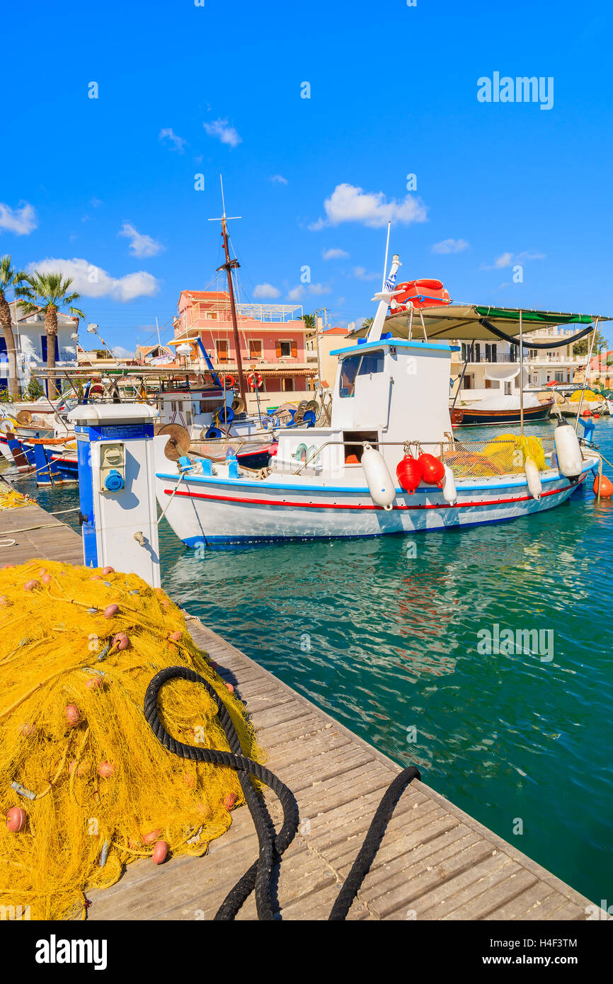 Rete da pesca e barca greca in Lixouri port, l'isola di Cefalonia Foto Stock