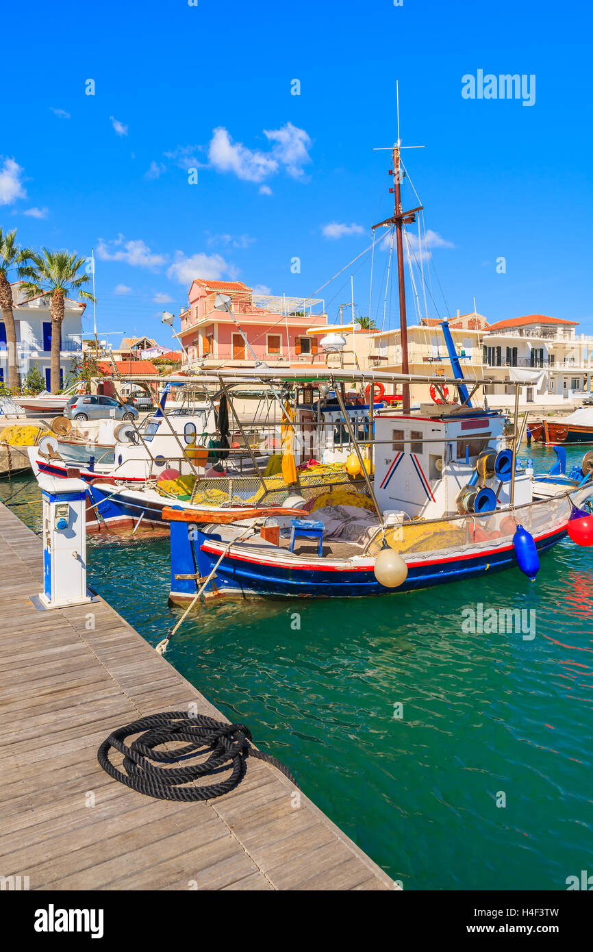 Tipico greco barche da pesca in Lixouri port, l'isola di Cefalonia Foto Stock