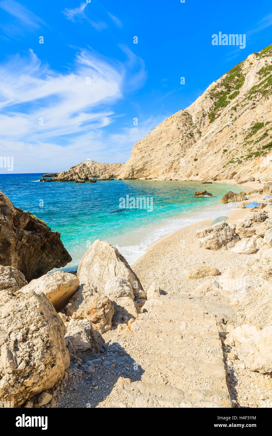 Gradini in pietra a idilliaca spiaggia di Petani sull'isola di Cefalonia, Grecia Foto Stock