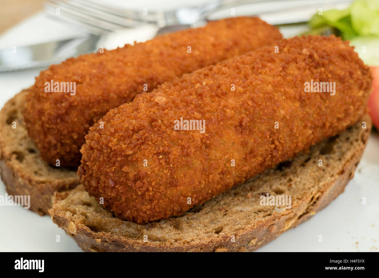 Tradizionale pranzo olandese con profondo fritto crocchette di purè di patate Foto Stock