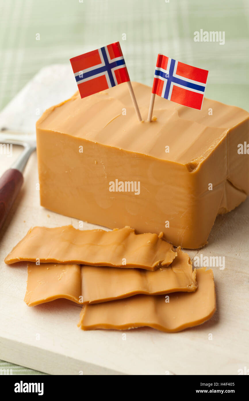 Pezzo e fette di norvegese formaggio flotemysost Foto Stock