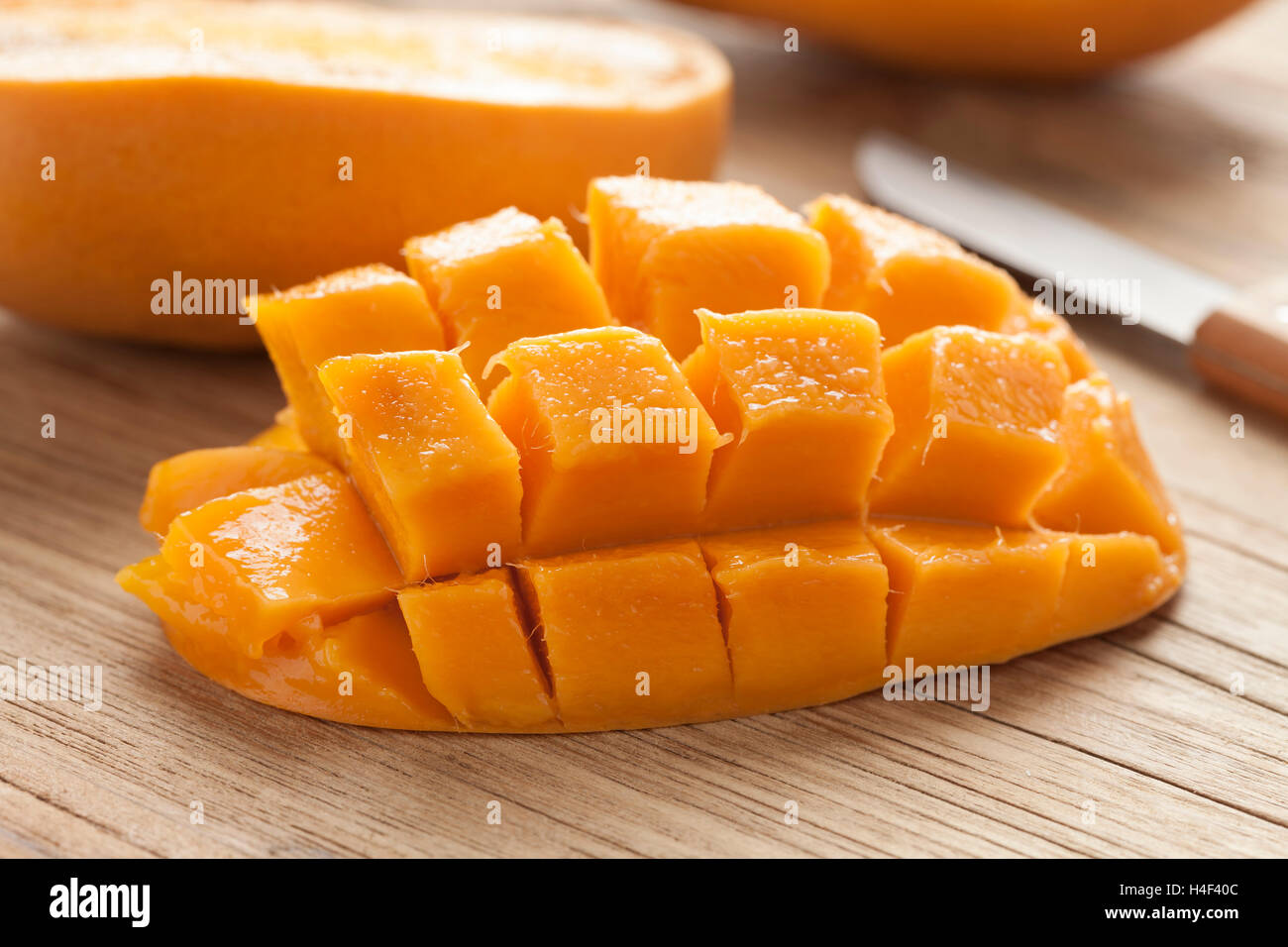 Fresche e mature metà succosa Giallo mango Foto Stock