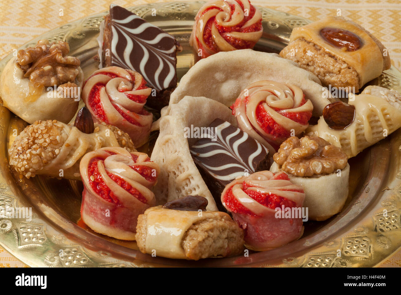 Il piatto con il festoso cookie marocchino vicino fino Foto Stock