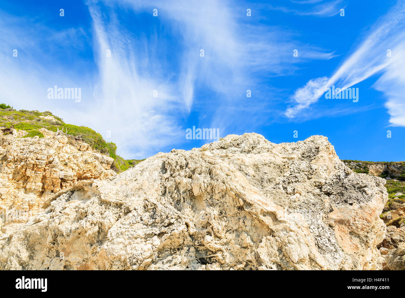 Calce bianca rocce contro il cielo blu con nuvole bianche sulla costa dell'isola di Kefalonia, Grecia Foto Stock