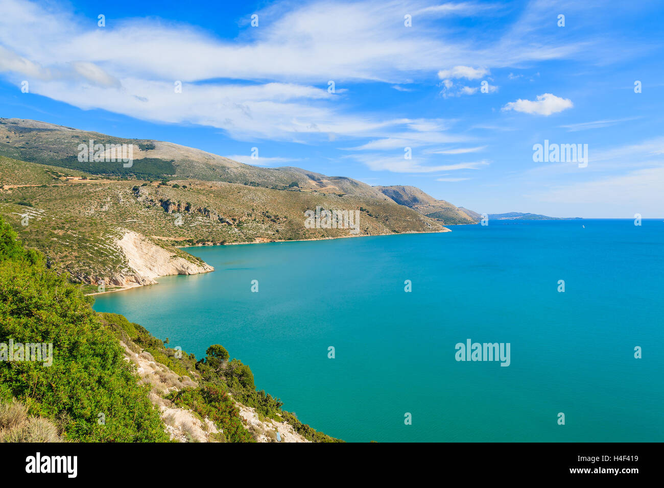 Vista della baia mare dalla strada costiera vicino a Lixouri town, l'isola di Cefalonia, Grecia Foto Stock