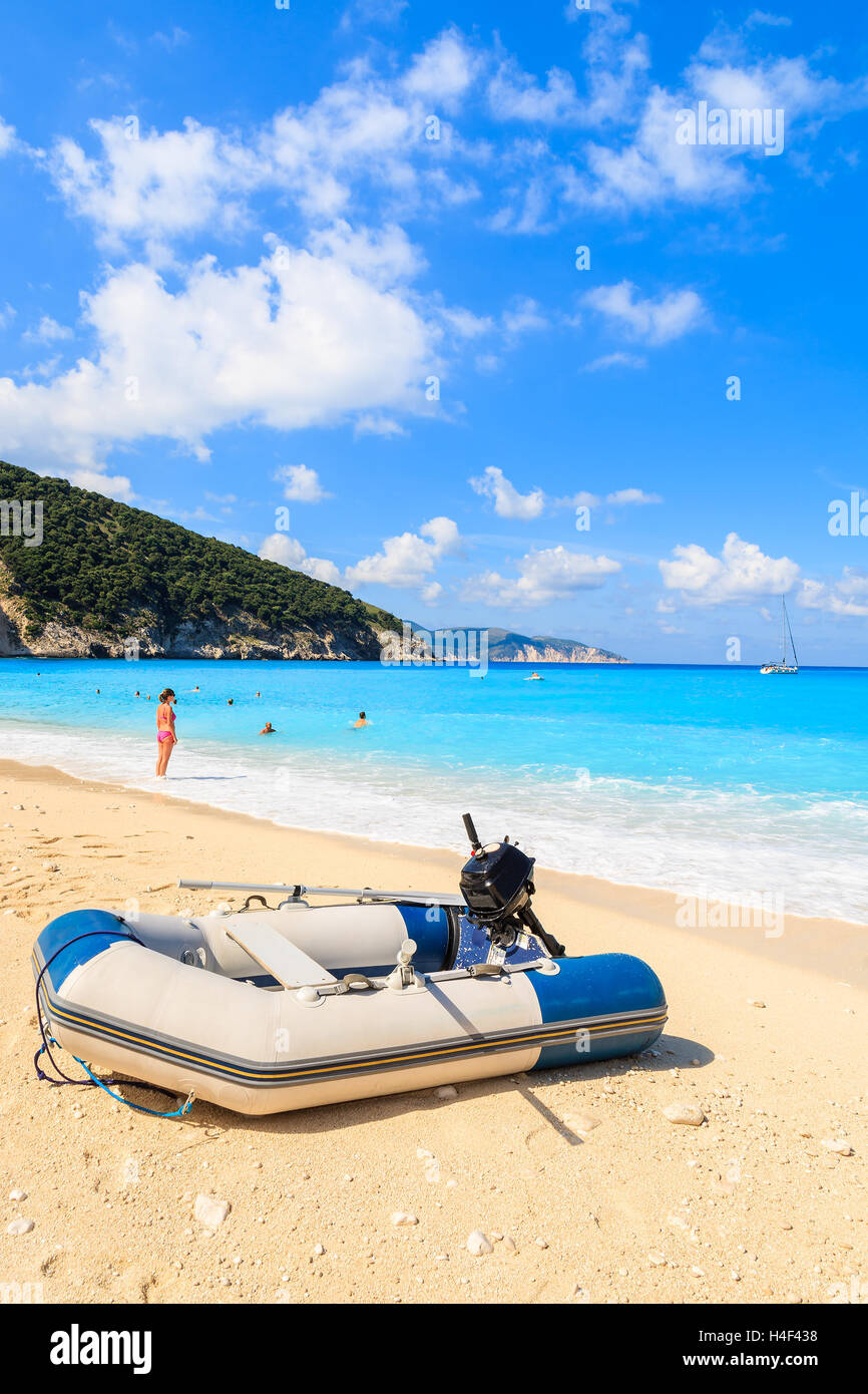 Gommone sulla bellissima spiaggia di Myrtos sull'isola di Cefalonia, Grecia Foto Stock