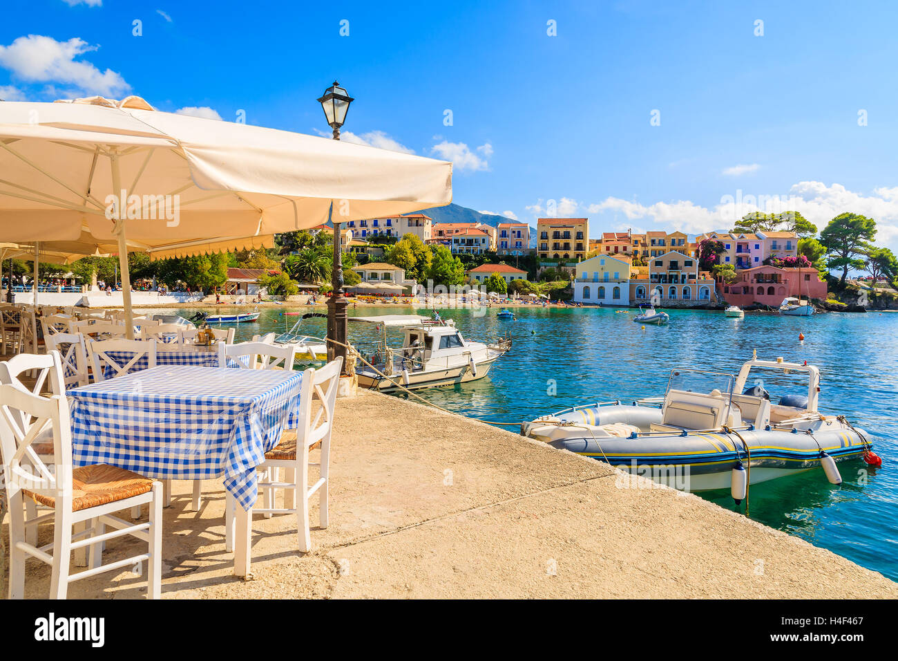 Bellissima greca porto di Assos villaggio sull'isola di Cefalonia, Grecia Foto Stock